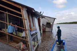 Hiện trường vụ sạt lở tại khóm 8, thị trấn Năm Căn. (Ảnh: Huỳnh Thế Anh/TTXVN)