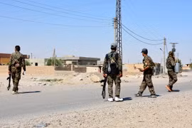 Binh sỹ Syria làm nhiệm vụ tại thành phố Raqqa ngày 11/6. (Nguồn: EPA/TTXVN)