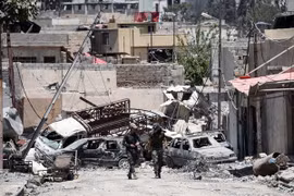 Binh sỹ Iraq làm nhiệm vụ trong chiến dịch chống IS tại al-Shifaa, Mosul ngày 15/6. (Nguồn: AFP/TTXVN)