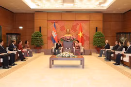 Chủ tịch Quốc hội Nguyễn Thị Kim Ngân tiếp Chủ tịch Quốc hội Vương quốc Campuchia Heng Samrin. (Ảnh: Trọng Đức/TTXVN)