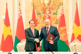 Chủ tịch nước Trần Đại Quang và Tổng thống Belarus Alexander Lukashenko tại Lễ ký Tuyên bố chung Về phát triển toàn diện và sâu rộng giữa Cộng hòa xã hội chủ nghĩa Việt Nam và Cộng hòa Belarus. (Ảnh: Nhan Sáng/TTXVN)