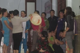 Người thân của các nạn nhân đau lòng khi biết tin dữ. (Ảnh: Hoài Nam/TTXVN)