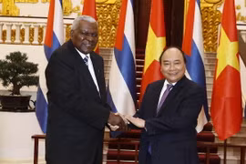 Thủ tướng Nguyễn Xuân Phúc tiếp đồng chí Esteban Lazo Hernandez, Chủ tịch Quốc hội Cuba. (Ảnh: Thống Nhất/TTXVN)