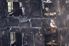 Tòa nhà chung cư Grenfell Tower bị thiêu rụi sau vụ hỏa hoạn. (Nguồn: AFP/TTXVN)