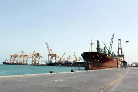 Tàu đậu tại cảng Hoidedah của Yemen. (Nguồn: arabnews.com)