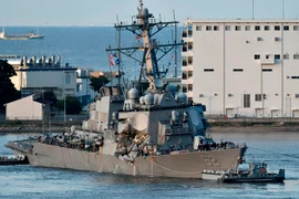 Chiếc tàu USS Fitzgerald bị hư hỏng sau vụ va chạm được đưa về cảng ở Yokosuka, Nhật Bản ngày 18/6. (Nguồn: EPA/TTXVN)