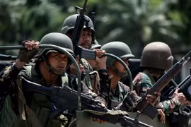 Binh sỹ Philippines tuần tra trên một tuyến phố ở Marawi, ngày 10/6. (Nguồn: AFP/TTXVN)