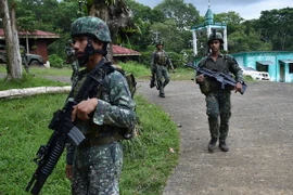 Binh sỹ Philippines tuần tra tại Marawi, Mindanao trong chiến dịch chống phiến quân Hồi giáo ngày 18/6. (Nguồn: AFP/TTXVN)