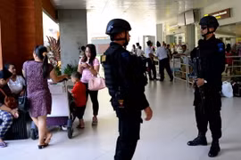Binh sỹ Indonesia gác tại sân bay Ngurah Rai ở Denpasar trên đảo Bali ngày 15/1. (Nguồn: AFP/TTXVN)