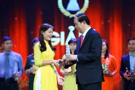Chủ tịch nước Trần Đại Quang trao giải A cho tác giả Cao Thùy Giang (Báo điện tử Vietnam Plus), Liên chi hội Nhà báo TTXVN. (Ảnh: Minh Quyết/TTXVN)