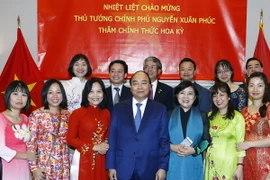 Thủ tướng Nguyễn Xuân Phúc gặp gỡ và nói chuyện với cán bộ, nhân viên Đại sứ quán Việt Nam tại Hoa Kỳ. (Ảnh: Thống Nhất/TTXVN)