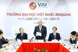 Thủ tướng Nguyễn Xuân Phúc thăm và làm việc với Trường Đại học Việt Nhật. (Ảnh: Thống Nhất/TTXVN)