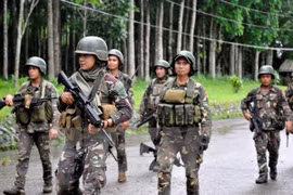 Binh sỹ Philippines trong chiến dịch truy quét phiến quân ở thành phố Marawi thuộc đảo Mindanao ngày 24/5. (Nguồn: EPA/TTXVN)