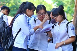 Thí sinh sau khi hoàn thành môn thi Toán tại điểm thi trường THPT Việt Đức. (Ảnh: Minh Quyết/TTXVN)