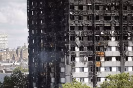 Tòa chung cư Grenfell Tower bị thiêu rụi trong vụ hỏa hoạn. (Nguồn: AFP/TTXVN)