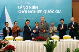 Ông Trương Gia Bình (FPT) và đối tác ký hợp tác thành lập VIISA. (Ảnh: T.H/Vietnam+)
