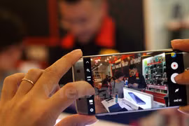 Công nghệ, smartphone giúp báo chí dễ dàng tiếp cận độc giả hơn. (Ảnh: Vietnam+)