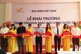 VietnamPost chính thức đưa Trung tâm khai thác bưu chính Quốc tế tại Nội Bài vào hoạt động. (Ảnh: T.H/Vietnam+)