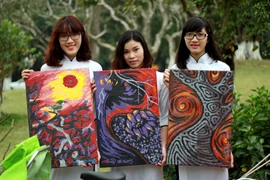 Ba bức tranh trong "Bão" thể hiện nội tâm giằng xé của nữ họa sỹ khuyết tật. (Ảnh: H.T/Vietnam+)