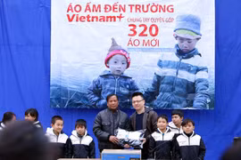 Ông Lê Quốc Minh, Tổng Biên tập VietnamPlus trao món quà ý nghĩa tới thầy trò trường THCS Lượng Minh. (Ảnh: Minh Chiến/Vietnam+)