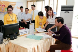 Người dân có thể tới hệ thống bưu điện để sử dụng dịch vụ cấp đổi giấy phép lái xe. (Ảnh: VietnamPost)