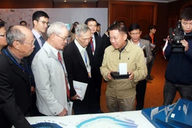 Thăm quan gian hàng của DASAN Zhone Solutions. (Ảnh: CTV/Vietnam+)