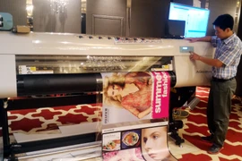 Máy in LED 1600 II có dải màu rộng, có khả năng in 33m2/giờ. (Ảnh: Trung Hiền/Vietnam+)