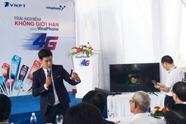 Kiểm tra thử tốc độ dịch vụ 4G của VinaPhone. (Ảnh: Q.N/Vietnam+)