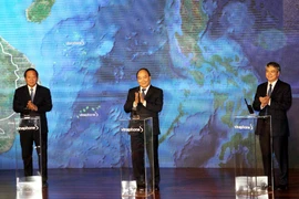 Thủ tướng Chính phủ cho rằng với Vinaphone-S, ngoài tập trung vào kinh doanh, VNPT còn thực hiện những nhiệm vụ chính trị, xã hội. (Ảnh: CTV/Vietnam+)