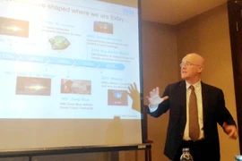 Ông Robert Morris tin tưởng công nghệ này sẽ sớm áp dụng trong các ngành viễn thông, ngân hàng, tài chính, y tế... tại Việt Nam. (Ảnh: T.H/Vietnam+)