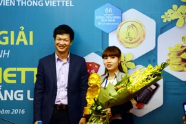 Lãnh đạo Viettel Telecom trao thưởng cho khách hàng trúng giải Đặc biệt. (Ảnh: T.H/Vietnam+)