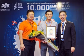 Chủ tịch FPT Software Hoàng Nam Tiến (trái) cho biết, kết thúc năm 2016, đơn vị này đạt doanh thu 230 triệu USD. (Ảnh: CTV/Vietnam+)