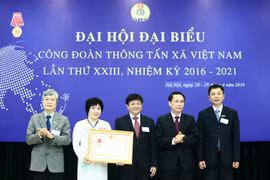 Công đoàn TTXVN nhận Huân chương Lao động hạng Nhất (Ảnh: Minh Chiến/Vietnam+)