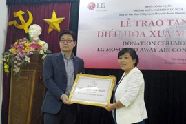 Ông Kim Young Lak, Tổng Giám đốc LG Electronics Việt Nam trao quà tượng trưng cho đại diện huyện Tiên Lữ. (Ảnh: T.H/Vietnam+)