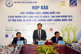 Ông Trần Văn Vinh (giữa) cho biết, trải qua 20 năm, Giải thưởng Chất lượng đã trao cho 1.690 doanh nghiệp có thành tích nổi bật. (Ảnh: Thu Nga/Vietnam+)