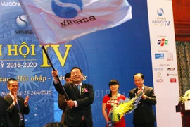 Ông Trương Gia Bình (cầm cờ) tiếp tục chịu trách nhiệm chèo lái VINASA trong giai đoạn tới. (Ảnh: Trung Hiền/Vietnam+) 