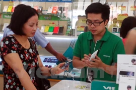 Mua sắm tại cửa hàng của Viettel ở Ngọc Khánh, Ba Đình, Hà Nội. (Ảnh: T.H/Vietnam+)