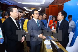 Phó Thủ tướng Vũ Đức Đam và đại biểu tham quan các gian triển lãm tại Ngày hội khởi nghiệp đổi mới sáng tạo - Techfest 2016. (Ảnh: Minh Quyết/TTXVN) 