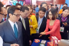 Phó Thủ tướng Vũ Đức Đam thăm quan gian hàng tại TECHFEST 2016. (Ảnh: T.L/Vietnam+)