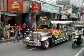 Cũng như xe buýt ở Việt Nam, Jeepney được lựa chọn để chở hành khách, một xe thông thường có thể chở mỗi bên 8 hành khách và 2 ghế cạnh lái xe. (Ảnh: T.H/Vietnam+)