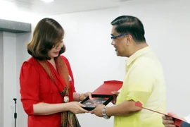 Bà Trương Quỳnh Liên tặng quà kỷ niệm cho ông Richard Burgos. (Nguồn: BTC)