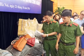 Rất nhiều sản phẩm bị tiêu hủy là túi xách, ví da. (Ảnh: T.H/Vietnam+)