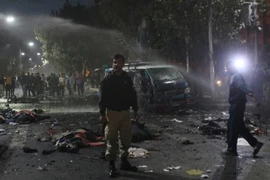 Lực lượng an ninh làm việc tại hiện trường vụ nổ ở trung tâm Lahore. (Nguồn: Reuters)