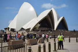  Cảnh sát Australia tuần tra bên ngoài Nhà hát Con Sò ở Sydney. (Nguồn: AFP/TTXVN)