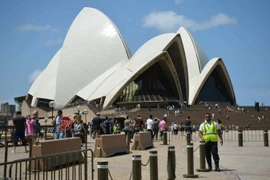  Cảnh sát Australia tuần tra bên ngoài Nhà hát Con Sò ở Sydney. (Nguồn: AFP/TTXVN)