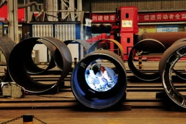 Các ống thép tại một dàn khoan ở tỉnh Sơn Đông, Trung Quốc. Ảnh minh họa. (Nguồn: AFP/TTXVN)