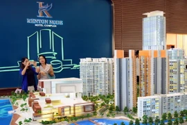 Khách hàng tham quan một mô hình dự án bất động sản tại TP. Hồ Chí Minh. (Ảnh: TTXVN)