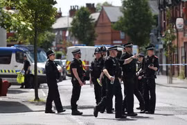Cảnh sát Anh tăng cường an ninh tại Manchester ngày 27/5. (Nguồn: AFP/TTXVN)