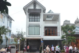 Hai chị em cùng mẹ khác cha chết bất thường trong phòng ngủ