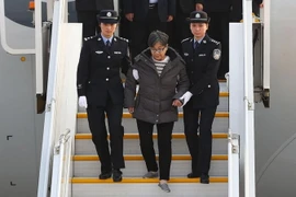  Nhà chức trách Trung Quốc áp giải một nghi phạm về tới sân bay quốc tế Bắc Kinh, tháng 11/2016. (Nguồn: THX/TTXVN)